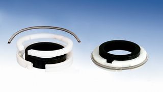 Bei der Montage  ... werden die Dichtungen aufgeklappt, über die Welle geschoben, wieder geschlossen und anschließend durch die Spannfeder gespannt.  Bilder: faigle (Archiv: Vogel Business Media)