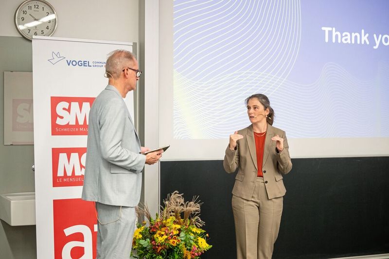 Prof. Dr. Nikola Pascher, Leiterin Institut für Data Science an der ZHAW School of Engeneering in ihrem Referat «Mehr aus Daten machen: Wie KI neue Potentiale in Maschinen , Prozessen und Services erschliesst.» und mit Moderator René Brugger, Geschäftsführer SwissT.net. (Bild: Thomas Entzeroth)