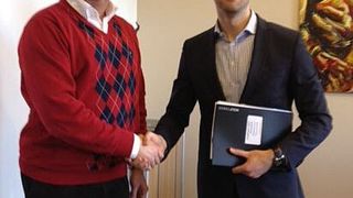 Ungarn-Geschäftsführer Ferenc Balogh (l.) mit Mostapha Bouyrakhen (r.) als Vertreter von Hexagon Metrology Mitteleuropa. (Bild: Hexagon Metrology)