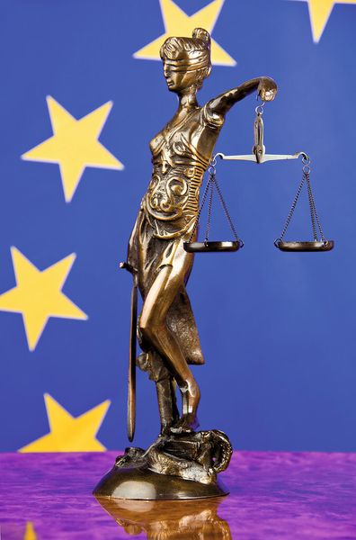 Viele Vorschriften sollen saubere Produkte garantieren – daraus ist eine immer größere Flut an Verordnungen und Gesetzgebungen entstanden. (BIld: Gina Sanders – Fotolia.com)