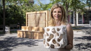 Poröse Keramikwürfel aus dem 3D-Drucker nutzen energieeffiziente Verdunstungskühlung und senken die Temperatur spürbar.  (Bild: Lunghammer - TU Graz)