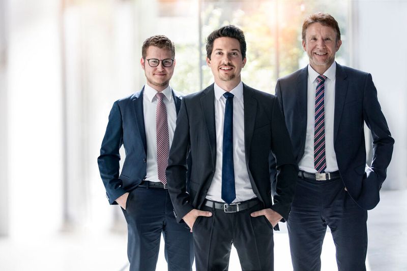 Im Juli 2021 stand bei der Fried Kunststofftechnik GmbH ein Generationenwechsel an. Andreas Fried ging in den Ruhestand und übergab die Unternehmensführung an Lukas (l.) und Felix Fried (m.) und somit in die dritte Familiengeneration. Gemeinsam mit dem bisherigen Geschäftsführer, Ralf Krüger (r.), halten sie die Tradition eines dreiergeführten Familienunternehmens aufrecht. (Fried Kunststofftechnik )
