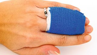 Forschende der ETH Zürich und der National University of Singapore entwickelten einen neuartigen Wundverband, der blutstillend wirkt und nicht mit der Wunde verklebt. (gemeinfrei)