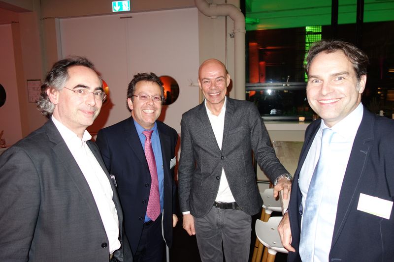 Das freyraum Team (v. l.) Andreas Raum, Alexander Glatzeder und Michael Frey mit Siegfried Wengler, bw Live (2. v. r.). (Bild: IT-BUSINESS)