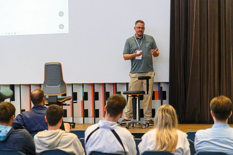Alle Vorträge sind ebenfalls kostenlos und reichen von allgemeinen Themen wie der Auswahl des optimalen Bürostuhls von Bimos...    Mehr Infos zu den kommenden LAB-SUPPLY-Messen finden Sie auf www.lab-supply.info (Bild: Stefan Stark)