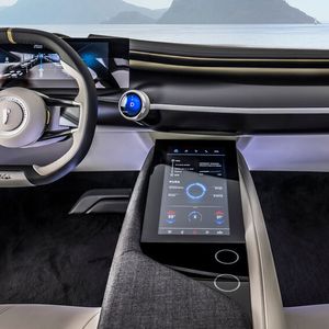 Das aufgeräumte Cockpit bietet reichlich Displayflächen.(Bild:  Pininfarina)
