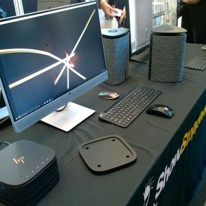 Der HP Elite Slice besteht aus kombinierbaren Modulen, die ohne Kabel über USB-Typ-C verbunden werden. Im Hintergrund ist der Pavilion Wave mit 360-Grad-Lautsprechersystem zu sehen.