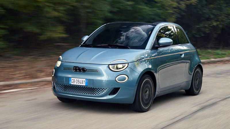 Ein echtes Cabrio ist der Fiat 500 E nicht. Denn viel mehr als ein Rolldach hat der kleine Italiener für den Blick zum Himmel nicht zu bieten. (Bild: alessandro altavilla)