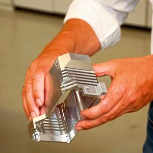 Mit einem Scheibenfräser (Sonderwerkzeug) wirtschaftlich gefertigtes Gehäuse aus Aluminium.(Bild:  Mecadat)