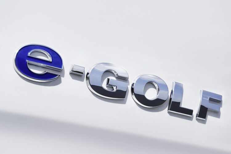 Das gut erkennbare Badge „E-Golf“ auf den Flanken und im Grill weist den Wolfsburger Stromer als echtes E-Mobil aus. (Foto: VW)
