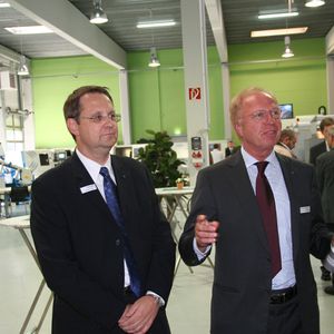 Unternehmer Frank Wollschläger (rechts) und Hommel-Geschäftsführer Gisbert Krause freuten sich, dass 600 Besucher ihre Einladung zur Hausmesse nach Bochum gefolgt sind. (Archiv: Vogel Business Media)