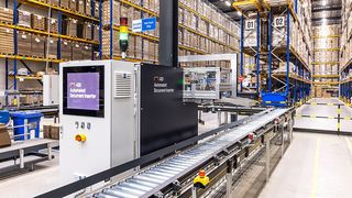 Der Automated Document Inserter platziert Dokumente automatisch auf den Paketen auf dem Fließband. (Arvato/Inther Group)