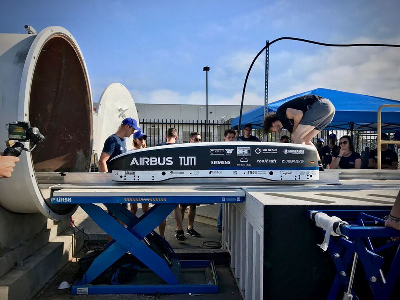 Nachdem der Pod dreiviertel der Röhre beschleunigt hatte, erreichte er seine Höchstgeschwindigkeit. (WARR Hyperloop)