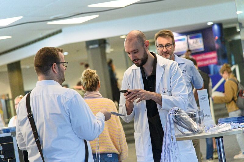 Einlass um 9:00 Uhr. Wer das kostenlose Ticket bereits hatte, wurde direkt eingescannt. Alle anderen konnten sich vor Ort ein kostenloses Besucherticket nachlösen.    Mehr Infos zu den kommenden LAB-SUPPLY-Messen finden Sie auf www.lab-supply.info (Bild: Stefan Stark)