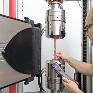 Zugversuch an Blechprobe nach DIN EN ISO 6892-1 mit Laser Xtens von Zwick zur Längenänderungsmessung.