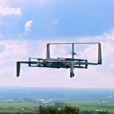 Hybrid: Die Drohne startet senkrecht. Nach Erreichen der maximalen Flughöhe schaltet das Gerät in den Flugzeugmodus um, was höhere Geschwindigkeiten (bis zu 88 km/h) und eine größere Reichweite (bis zu 24 Kilometer) ermöglicht. (Amazon)