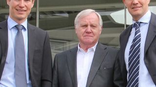 Herbert Schnitzer (Mitte) legt sein BMW-Traditionsautohaus in die Hände von Dieter und Gerald Unterberger. (Foto: Schlossmarketing)