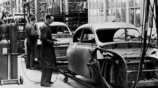 Henry Ford ließ als erster Autos in Millionenauflage vom Band rollen. Die industrielle Massenfertigung realisierte den Traum vom Volksauto. Alptraumhaft erschienen Kritikern dagegen die Arbeitsbedingungen in den Produktionsanlagen. (Foto: Autodrom)