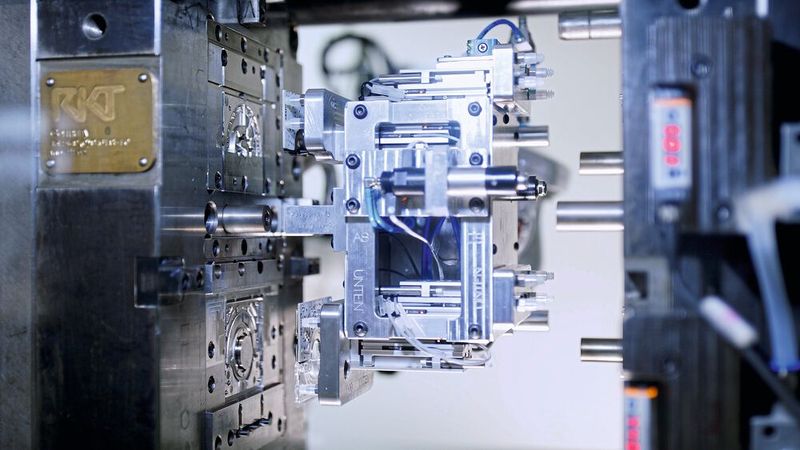 Erst die Anfertigung individueller Spritzgusswerkzeuge ermöglicht es RKT, komplexe Fertigungsverfahren umzusetzen.   (Bild: Rodinger Kunststoff-Technik GmbH)