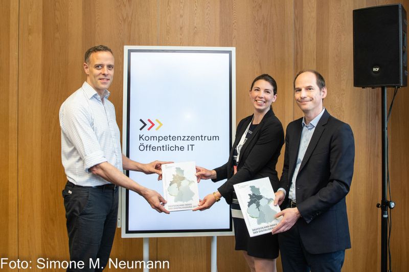 Das Kompetenzzentrum Öffentliche IT am Fraunhofer-Institut FOKUS stellte gemeinsam mit dem Bundes-CIO Dr. Markus Richter auf dem Zukunftskongress den Deutschland-Index der Digitalisierung 2023 vor. (Simone M. Neumann)