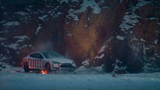 Gleich macht's bumm: ein Finne hat sich auf ungewöhnliche Art seines Tesla Model 3 entledigt. (Screenshot YouTube/Pommijätkät)