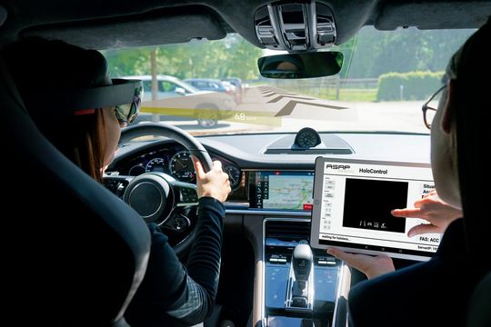 Mit der Microsoft Hololens ist erstmals die fixierte Abbildung des virtuellen Bildes während der Fahrt möglich.(Bild:  Asap Gruppe)