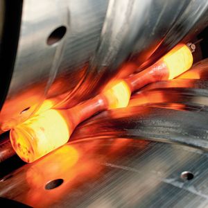 Dort, wo Bauteile für die Fortbewegung benötigt werden, ist es sinnvoll, Leichtmetalle einzusetzen. Ein geeignetes Fertigungsverfahren zur entsprechenden Herstellung ist das Querteilwalzen.