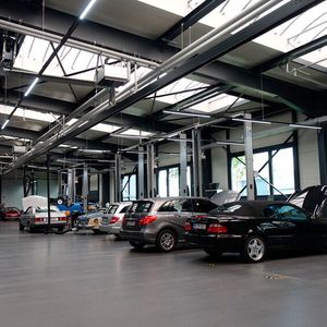 Den ersten Stopp der Rundreise machten wir in Böblingen beim Autohaus Hagenlocher. Der Mitte 2022 eröffnete Neubau berücksichtigt die drei Standbeine des Unternehmens in idealer Weise: freie Werkstatt, Oldtimerspezialist und Eventlocation. Als ehemaliger Partner von Mercedes-Benz und Smart liegt der Schwerpunkt der Tätigkeit der freien Werkstatt bei den Pkw dieser Marken – Transporter von Mercedes-Benz eingeschlossen.(Bild:  Schreiner – VCG)