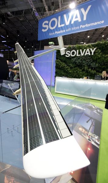 Kunststoffe für neue Anwendungen wie dieses Solarflugzeug zeigte Solvay auf der K 2010. (Archiv: Vogel Business Media)