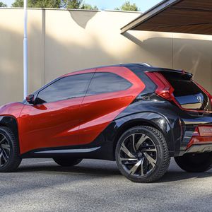 Mit einer leicht erhöhten Bodenfreiheit und einer zweifarbigen Ausprägung erinnert er ein wenig an die Marke Smart.(Bild:  Auto-Medienportal.Net/Toyota)