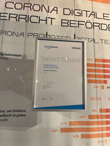Auch Schulen werden smart: Die erste Smart School Deutschland war die Gemeinschaftsschule Bellevue in Saarbrücken. 2016 erhielt die Schule die Auszeichnung des Digitalverbands Bitkom.  (© cm)