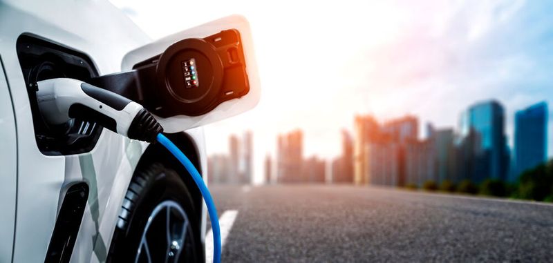 Mit jedem intelligent gemanagten Ladepunkt wächst ein komplexes Netzwerk aus Plattformen, Partnern, Protokollen und Datenströmen, das nur schlecht gesichert ist. (Bild: Shutterstock)