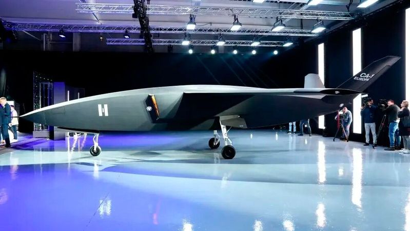 Das eigentlich auf übliche Kampfdrohnen spezialisiete Start-up Helsing rüstet sich mit den Plänen für ein neues Werk nahe München für kommende Aufträge der Militärs. Vielleicht huschen in Zukunft auch die neuen KI-Kampfflugzeuge des Typs CA-1 UAV (Bild) dort aus den Hallentoren.(Bild:  Helsing)