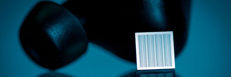 Lautsprecher aus 100 Prozent Silizium sind klein, leicht, energieeffizient und gut skalierbar. Der hier abgebildete MEMS-Chip kann in den dahinter liegenden Earbud eingesetzt werden.(Bild:  Arioso Systems)