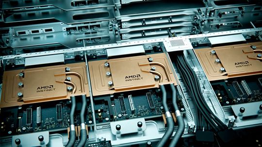 Die Grafikprozessoreinheit „AMD Instinct MI455X“ ist auf KI-Anwendungen und den Einsatz in KI-Fabriken ausgelegt. Sie ist Teil der „AMD Instinct MI400“-Serie.(Bild:  AMD)