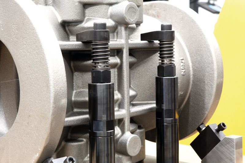 Mit dieser individuell gestalteten Aufspannvorrichtung fixiert Kracht die Gussgehäuse von Zahnradpumpen – dabei kommen zahlreiche Norelem-Komponenten zum Einsatz. (Bild: Kracht GmbH)