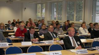 Am zweiten Tag des Schüttgutforums in Würzburg gingen die Teilnehmer der Frage nach, wie man Schüttgüter dazu bekommt, sich in die richtige Richtung zu bewegen. (Bild: Geisler)