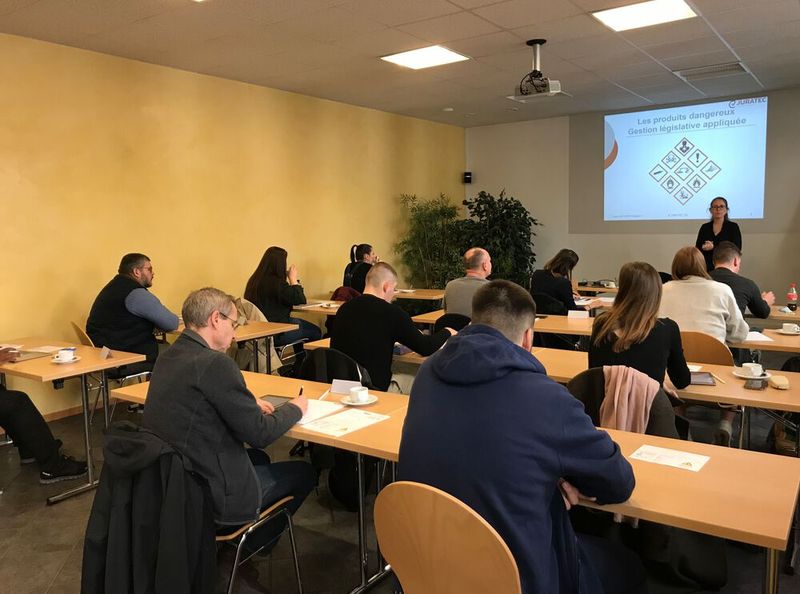 Tous les cours sont adaptables et peuvent être donnés en entreprise. Carrefour de rencontres, de savoirs et de compétences, la FSRM reste ainsi au cœur du tissu microtechnique suisse.  (Source : FSRM)