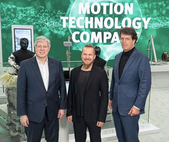 Georg F. W. Schaeffler, Familiengesellschafter und Aufsichtsratsvorsitzender der Schaeffler AG, Artem Sokolov, CEO und Gründer von Humanoid und Klaus Rosenfeld, Vorsitzender des Vorstands der Schaeffler AG (v.l.), besiegelten die Technologiepartnerschaft auf der CES in Las Vegas. (Bild:  Schaeffler/eVision Media)