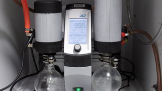 Abb. 1: Das Beaglebone als Verbindungsstück zwischen Gerät (KNF-Pumpe SC 920) und Netzwerk (Bild: KIT/Chemotion)