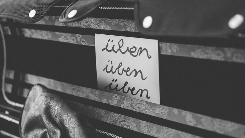 Üben, üben, üben! Mit Charisma zu sprechen, können Sie nicht von heute auf morgen lernen. Viel wichtiger ist es, diese Tipps möglichst unscheinbar in die natürliche Redensart einfließen zu lassen. Nehmen Sie sich Zeit und setzen Sie kleinere Ziele.  (Bild: © M&S Fotografie – stock.adobe.com)