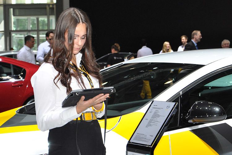 Überhaupt punktet Opel wieder verstärkt mit Sportlichkeit, eine ganz neue inhaltliche Komponente für die Hostessen am Stand. (Foto: Grimm)