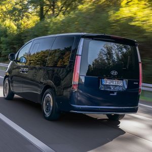 Der Elektromotor hat mit dem immerhin rund 2,7 Tonnen schweren Staria im Stadt- und Überlandverkehr erwartbar keine Probleme.(Bild:  Hyundai)