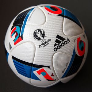 Der „Beau Jeu“ ist der offizielle Spielball der EM 2016 in Frankreich. Die verbesserte Ballkontrolle und die stabilen Flugeigenschaften, aber auch die hohe Wasserbeständigkeit des Beau Jeu sind vor allem seiner äußeren Hülle zu verdanken. Sie besteht aus fünf Schichten und basiert auf Impranil Polyurethan-Rohstoffen von Covestro.