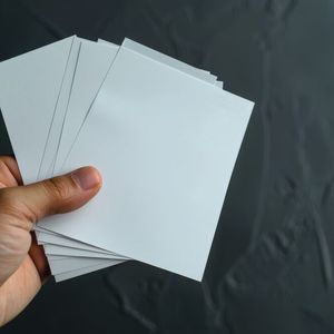 Notizkarten bieten Ihnen gleich zwei Vorteile: Zum einen haben Ihre Hände eine Aufgabe, indem sie die Karten festhalten. Somit vermeiden Sie, dass ihre Hände fehl am Platz wirken. Zum anderen können Ihnen Notizkarten als Erinnerungshilfe dienen. Insbesondere, wenn Sie vor versammelter Mannschaft einen gedanklichen „Blackout“ erleben, sind Notizkarten ein guter Spicker. Achten Sie jedoch darauf, nicht nur von den Notizkarten abzulesen, sondern auch Ihr Publikum anzuschauen.(Bild:  Fotograf - stock.adobe.com / KI-generiert)