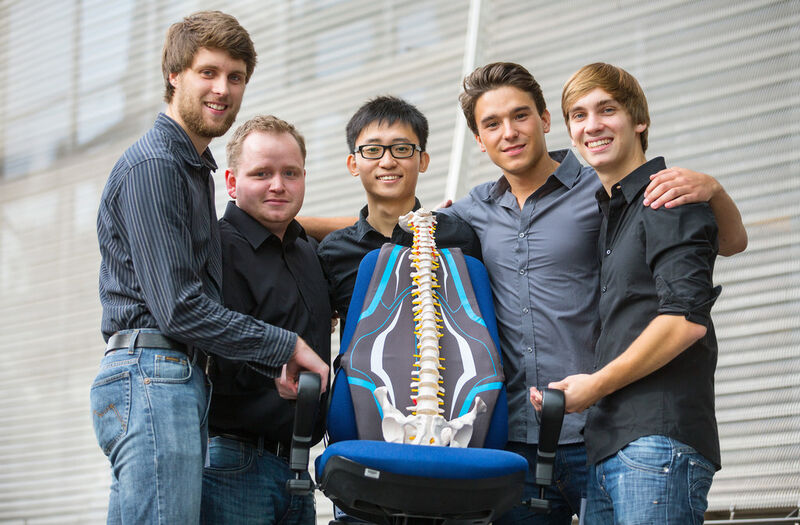 Das drittplatzierte Team aus Aachen entwickelte ein Rückenkissen, dass die Sitzposition misst und dem Benutzer eine Rückenschule angedeihen lässt. (Bild: VDE)
