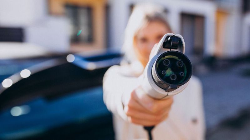 Geld her, Händler! Wurde ein E-Auto zu Zeiten des Umweltbonus nicht rechtzeitig geliefert, muss der Händler dafür geradestehen.(Bild:  senivpetro auf freepik.com)