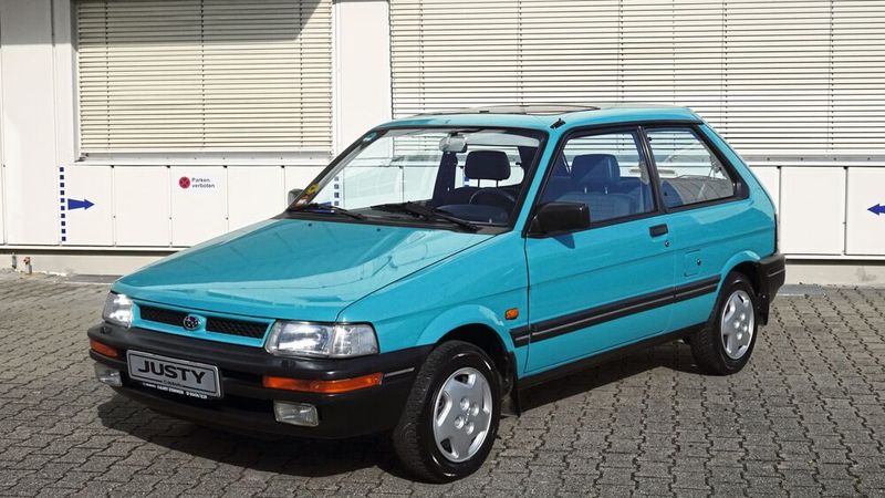 In verschiedenen Versionen gebaut, war der kleine Justy ein großer Erfolg für Subaru, auch deshalb, da es im Kleinwagensegment kaum Angebote mit Allradantrieb gab. Der war in der ersten von Subaru von 1984 bis 1995 gebauten Version des Justy – die letzten beiden Modellgenerationen waren umgelabelte Suzuki Swift bzw. Daihatsu Sirions – , wie damals üblich, per Knopfdruck pneumatisch-elektrisch zuschaltbar.  (Bild: Dominsky – VCG)