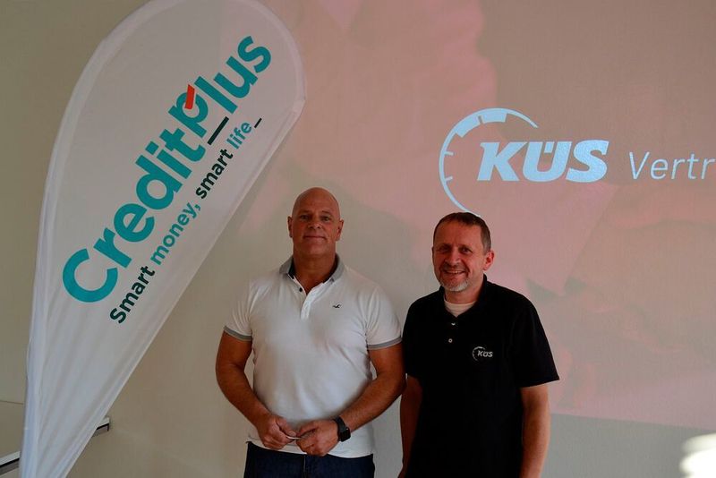 Natürlich darf auf der Vogel-Motorradtour der Business-Input nicht zu kurz kommen. Dirk Hinrichs von Creditplus (links) und Stefan Ehl von der KÜS hielten interessante Vorträge zu den Themen Finanzierung und Reifeneintragung. (Dotzler, Dominsky, Lacher, Maderner, Michel, Rosenow, Schweitzer/»kfz-betrieb“)