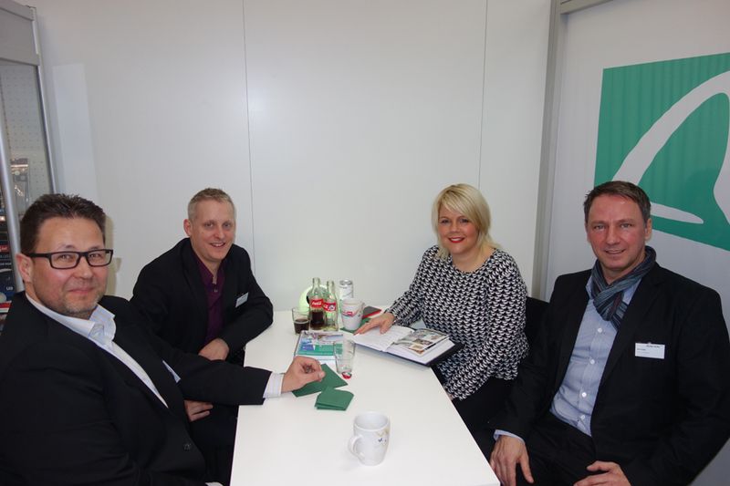 Jana Tappendorf, Microsoft, mit (v. r.) Karl Stube, Florian Schulz und Stefan Schulze, Action Europe (Bild: IT-BUSINESS)